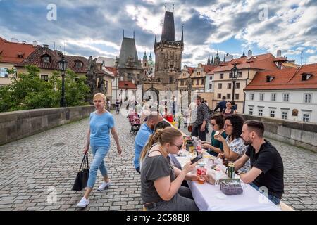 Des milliers de personnes se sont assises à une table de 500 mètres de long sur le pont Charles de Prague, où elles partageait nourriture et boissons de leur domicile Banque D'Images