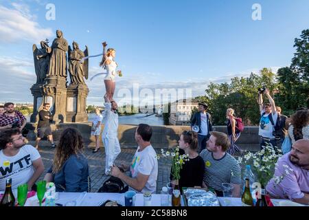 Des milliers de personnes se sont assises à une table de 500 mètres de long sur le pont Charles de Prague, où elles partageait nourriture et boissons de leur domicile Banque D'Images