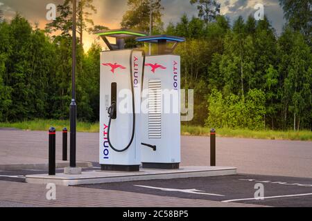 Unités de charge haute puissance (HPC) IONITY pour véhicules électriques. IONITY est une coentreprise pour faciliter les voyages en Europe. Paimio, Finlande. 28 juin 2020 Banque D'Images