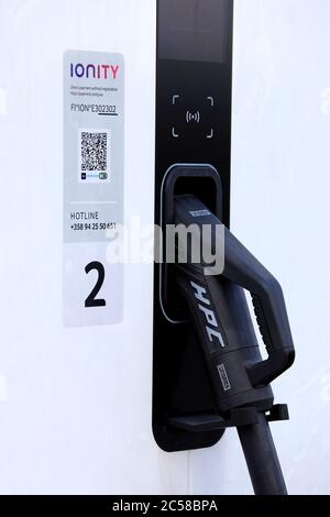 CCS, prise ou connecteur du système de charge combiné sur l'unité de charge haute puissance (HPC) IONITY pour véhicules électriques. Paimio, Finlande. 28 juin 2020. Banque D'Images