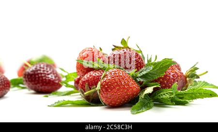 Tranches de fraises sur fond blanc. Photo macro. Banque D'Images
