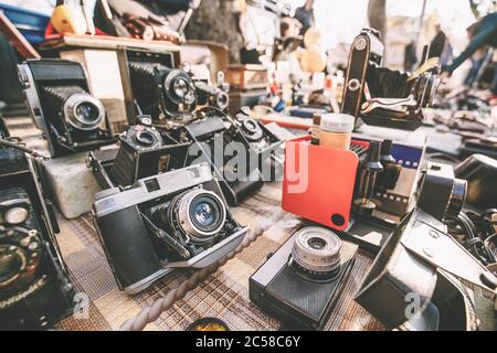 Tbilissi, Géorgie. Boutique marché aux puces des antiquités Old Retro Vintage Things sur Dry Bridge à Tbilissi. Différentes caméras rétro anciennes Banque D'Images