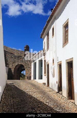 Portugal, région de l'Alentejo, Portalegre, Marvao. Le magnifique château ancien de la frontière construit sur une montagne. Rue étroite à l'intérieur des murs défensifs. Banque D'Images