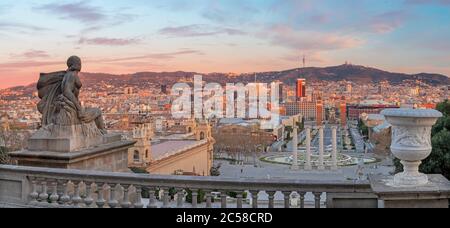 Barcelone - le panorama avec la Plaza Espana au crépuscule. Banque D'Images