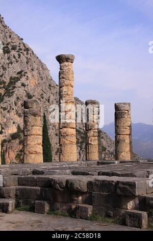 Grèce, Delphes, site archéologique grec ancien - vestiges du Temple d'Apollon. Patrimoine mondial de l'UNESCO. Parnassus montagnes en arrière-plan. Banque D'Images