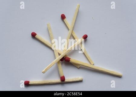 Un tas de allumettes en bois en vrac. Plusieurs correspondances. Fond blanc. Vue de dessus Banque D'Images