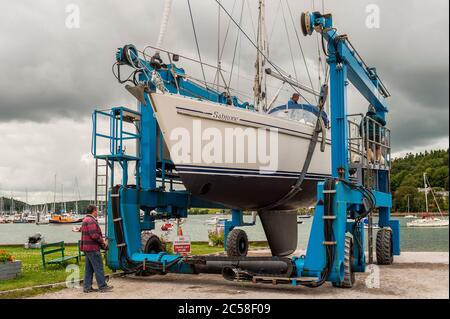 Crosshaven, West Cork, Irlande. 1er juillet 2020. Le bateau à voile 'sabone' est lancé par Castlepoint Boatyard à Crosshaven après quelques semaines hors de l'eau pour réparation. Crédit : AG News/Alay Live News Banque D'Images