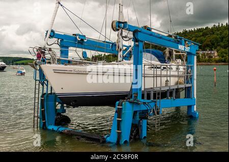 Crosshaven, West Cork, Irlande. 1er juillet 2020. Le bateau à voile 'sabone' est lancé par Castlepoint Boatyard à Crosshaven après quelques semaines hors de l'eau pour réparation. Crédit : AG News/Alay Live News Banque D'Images