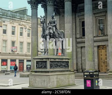 Glasgow, Écosse, Royaume-Uni 1er juillet 2020 : l'homme à tête conique le symbole emblématique de la ville et son inpertinence pour l'establishment et souvent parodieux les questions actuelles après avoir été embelli avec des signes, des masques, etc., n'est plus. Toutes les embellissements ont été supprimés même le chapeau de cône obligatoire de l'iit, car sa chute de faveur révèle le visage du duc de guerre de Wellington et même sa position à l'extérieur du musée d'art moderne ne lui offre pas un avenir. Crédit : Gerard Ferry/Alay Live News Banque D'Images