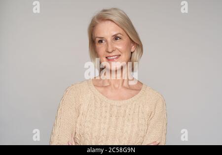 portrait de la belle femme âgée souriant. femme blonde de 50 ans. isolée Banque D'Images