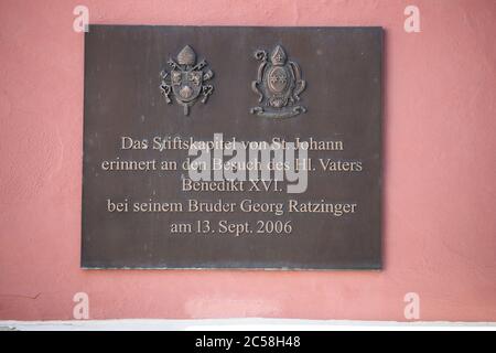 Ratisbonne, Allemagne. 29 juin 2020. Une plaque de bronze sur la maison de Georg Ratzinger, l'ancienne cathédrale de Regensburg Kapellmeister, le chef du Regensburger Domspatzen, et le frère aîné du pape éréronite Benoît XVI, commémore la visite du Pape en 2006. Georg Ratzinger est mort. Crédit : Daniel Karmann/dpa/Alay Live News Banque D'Images