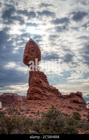 Populaire tour de grès Balanced Rock vue le long de Arches Scenic Drive près de la section Windows du parc national d'Arches, Moab, Utah Banque D'Images