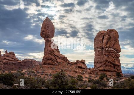 Populaire tour de grès Balanced Rock vue le long de Arches Scenic Drive près de la section Windows du parc national d'Arches, Moab, Utah Banque D'Images