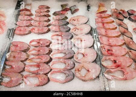 Tranches de poisson frais brut bloc sur glace à vendre au supermarché en Malaisie Banque D'Images