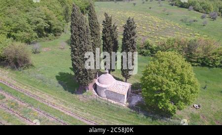 Badia Passignano - Toscane - Italie - Cappella dei Pesci (Chapelle des poissons) vue aérienne. Tir de drone de la Cappella dei Pesci dans le pays toscan. Banque D'Images