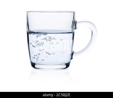 Verre d'eau pure isolé sur blanc avec passe-cheveux Banque D'Images