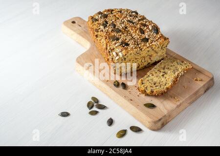 Pain aux protéines de Quark, son d'avoine, farine de lupin, amande, graines de citrouille et autres ingrédients sains, cuisson pour un régime pauvre en glucides ou cétogène, bois c Banque D'Images