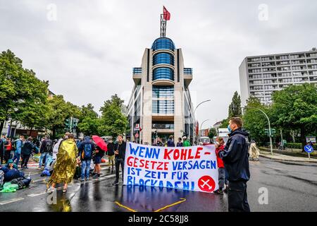 01.07.2020, Berlin, alors que le siège de la CDU, dans la Klingelhoferstrasse, était bloqué par des militants de Greenpeace en nappes noires, une autre manifestation de charbon a eu lieu devant le Willy-Brandt-Haus, le siège du parti SPD, partenaire de la coalition. Avec cette campagne, les manifestants veulent attirer l'attention sur les accords de charbon sale de la grande coalition avec l'industrie du charbon, qui remettent en question le respect de l'accord de Paris sur le climat. Photo d'une bannière avec l'inscription: "SI LES LOIS DU CHARBON ÉCHOUENT, LE TEMPS EST DE BLOQUER". | utilisation dans le monde entier Banque D'Images