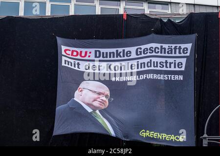 Berlin, Allemagne. 1er juillet 2020. 01.07.2020, Berlin, les militants de Greenpeace ont couvert en tissu noir la Konrad-Adenauer-Haus, le bureau fédéral de la CDU à Klingelhoferstrasse. Avec cette campagne, l'organisation à but non lucratif veut attirer l'attention sur les accords de charbon sale de la grande coalition avec l'industrie du charbon, qui remettent en question le respect de l'accord climatique de Paris. | utilisation dans le monde crédit : dpa/Alay Live News Banque D'Images