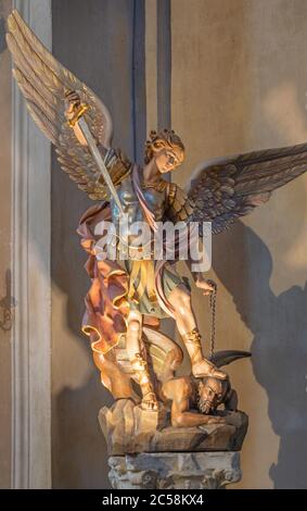 RAVENNA, ITALIE - 29 JANVIER 2020 : statue en polychrome sculpté de l'archange Michael dans l'église Chiesa di Santa Maria à Porto. Banque D'Images