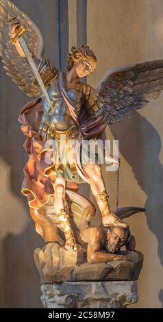 RAVENNA, ITALIE - 29 JANVIER 2020 : statue en polychrome sculpté de l'archange Michael dans l'église Chiesa di Santa Maria à Porto. Banque D'Images