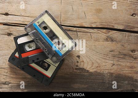 Cassettes compactes anciennes sur fond de bois. Vue du dessus avec espace de copie Banque D'Images