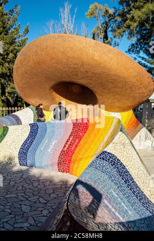 Mausolée de José Alfredo Jimenez en forme de chapeau et de châle mexicains traditionnels à la Panteon Municipal à Dolores Hidalgo, Guanajuato, Mexique. Jimenez était un chanteur mexicain célèbre et père du genre rancheras moderne. Banque D'Images