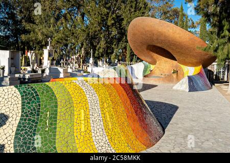 Mausolée de José Alfredo Jimenez en forme de chapeau et de châle mexicains traditionnels à la Panteon Municipal à Dolores Hidalgo, Guanajuato, Mexique. Jimenez était un chanteur mexicain célèbre et père du genre rancheras moderne. Banque D'Images