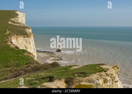 Phare et mer à Beachy Head, falaises de craie dans les South Downs près d'Eastbourne, East Sussex, Angleterre Banque D'Images