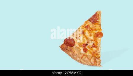 Une tranche de pizza originale italienne classique fraîche isolée sur fond bleu Banque D'Images