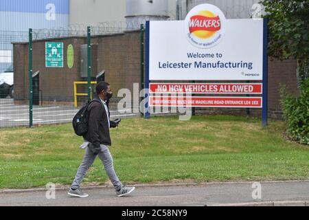 L'usine Walkers Crisp de Leicester après que la compagnie a confirmé qu'il y a eu 28 cas positifs de Covid-19 sur le site. Banque D'Images