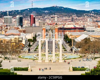 4 mars 2020: Barcelone, Espagne - vue de Barcelone depuis le Musée national d'Art de Catalogne vers la Plaça d'Espanya et le Mont Tibidabo. Banque D'Images