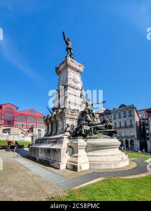 10 mars 2020: Porto, Portugal - la statue de l'Infante Dom Henrique ou le Prince Henry le navigateur dans la place et les jardins nommés d'après lui, à Porto. Banque D'Images