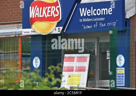 L'usine Walkers Crisp de Leicester après que la compagnie a confirmé qu'il y a eu 28 cas positifs de Covid-19 sur le site. Banque D'Images