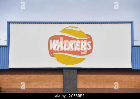 L'usine Walkers Crisp de Leicester après que la compagnie a confirmé qu'il y a eu 28 cas positifs de Covid-19 sur le site. Banque D'Images