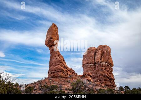 Populaire tour de grès Balanced Rock vue le long de Arches Scenic Drive près de la section Windows du parc national d'Arches, Moab, Utah Banque D'Images