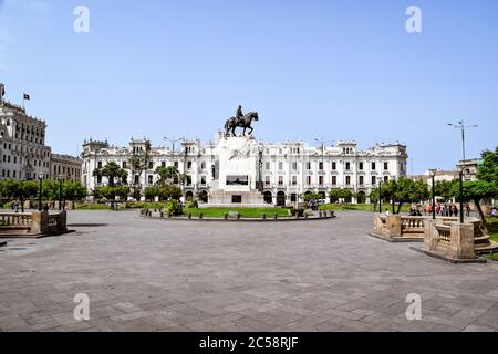 Lima, Pérou 2020-03-02: Plaza San Martin le jour ensoleillé avec monument de José de San Martin contre le ciel bleu Banque D'Images