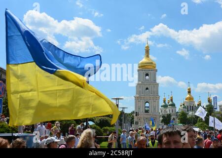 KIEV, Ukraine. 1er juillet 2020. Les partisans de Petro Porochenko protestent avec des pancartes et des drapeaux au tribunal de district de Pechersky. L'ancien président ukrainien Petro Porochenko, dirigeant du parti politique solidarité européenne, aujourd'hui législateur ukrainien, est accusé d'abus de pouvoir en relation avec la nomination en 2018 du chef des services de renseignement étrangers. (Photo par Aleksandr Gusev/Pacific Press) crédit: Pacific Press Agency/Alay Live News Banque D'Images