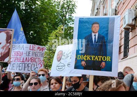 KIEV, Ukraine. 1er juillet 2020. Les partisans de Petro Porochenko protestent avec des pancartes et des drapeaux au tribunal de district de Pechersky. L'ancien président ukrainien Petro Porochenko, dirigeant du parti politique solidarité européenne, aujourd'hui législateur ukrainien, est accusé d'abus de pouvoir en relation avec la nomination en 2018 du chef des services de renseignement étrangers. (Photo par Aleksandr Gusev/Pacific Press) crédit: Pacific Press Agency/Alay Live News Banque D'Images