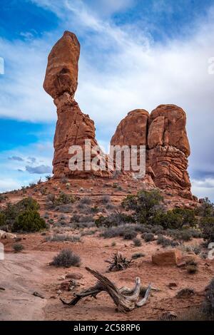 Populaire tour de grès Balanced Rock vue le long de Arches Scenic Drive près de la section Windows du parc national d'Arches, Moab, Utah Banque D'Images