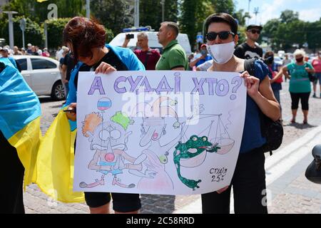 KIEV, Ukraine. 1er juillet 2020. Les partisans de Petro Porochenko protestent avec des pancartes et des drapeaux au tribunal de district de Pechersky. L'ancien président ukrainien Petro Porochenko, dirigeant du parti politique solidarité européenne, aujourd'hui législateur ukrainien, est accusé d'abus de pouvoir en relation avec la nomination en 2018 du chef des services de renseignement étrangers. (Photo par Aleksandr Gusev/Pacific Press) crédit: Pacific Press Agency/Alay Live News Banque D'Images