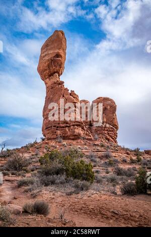 Populaire tour de grès Balanced Rock vue le long de Arches Scenic Drive près de la section Windows du parc national d'Arches, Moab, Utah Banque D'Images