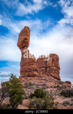 Populaire tour de grès Balanced Rock vue le long de Arches Scenic Drive près de la section Windows du parc national d'Arches, Moab, Utah Banque D'Images