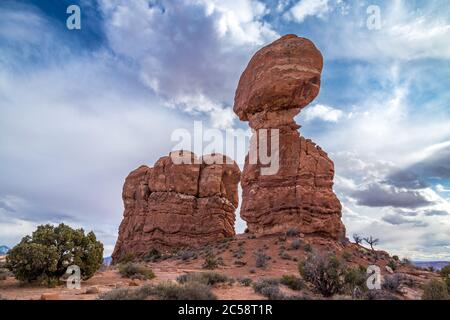 Populaire tour de grès Balanced Rock vue le long de Arches Scenic Drive près de la section Windows du parc national d'Arches, Moab, Utah Banque D'Images