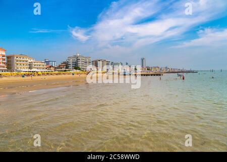 Plage de Lido di Jesolo à la mer adriatique dans une belle journée d'été, Italie Banque D'Images