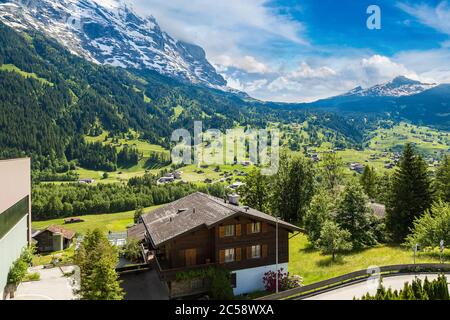 Montagne près de Gimmelwald et villages de Murren près de la vallée de Lauterbrunnen dans une belle journée d'été, Suisse Banque D'Images