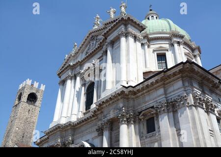 Brescia est une belle ville de Lombard où la cathédrale est la cathédrale de Santa Maria Assunta sur la place Paolo VI Pope près du palais de Broletto. Banque D'Images