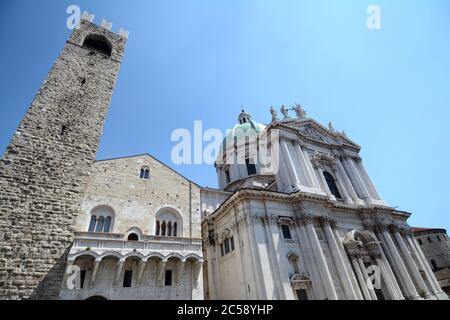 Brescia est une belle ville de Lombard où la cathédrale est la cathédrale de Santa Maria Assunta sur la place Paolo VI Pope près du palais de Broletto. Banque D'Images