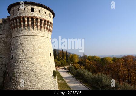 Brescia est une belle ville de Lombardie. Le château de Brescia est situé sur les collines et est riche en armes, tours et murs anciens Banque D'Images