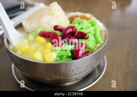 Cendol Desert. Dessert glacé asiatique préféré de la farine de riz et de la gelée de pandanus avec du lait de coco et du sucre de palme Banque D'Images